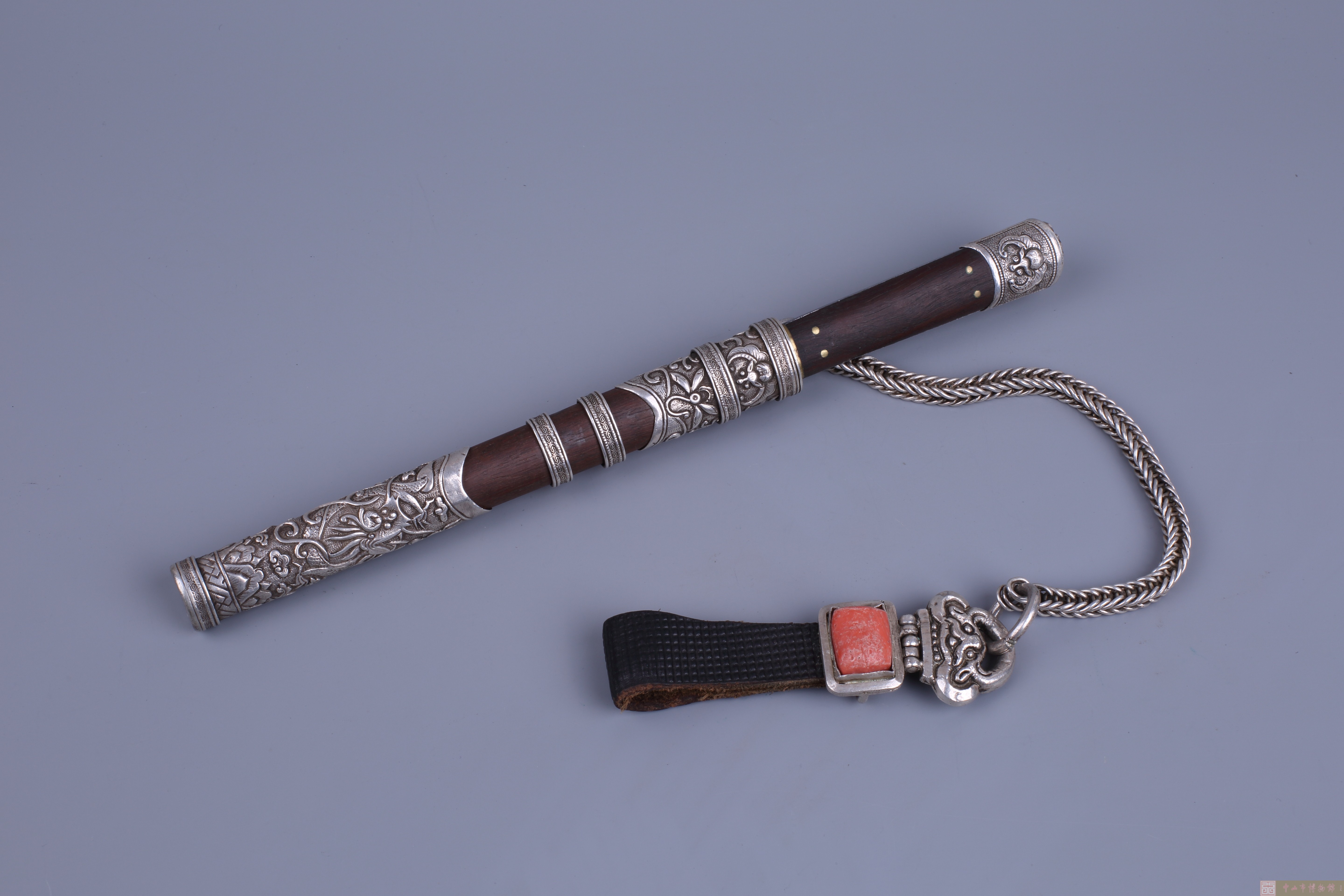 清錾龙纹包银蒙古刀清蒙古族"大清雍正年制"款青花釉里红瓷鼻烟壶清镶